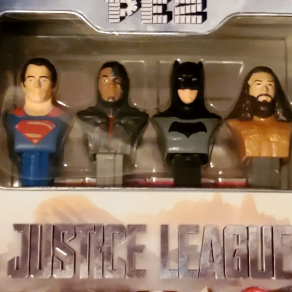 DC Comics Justice League PEZ Set Superman Cyborg Batman Aquaman Dispensers Tin